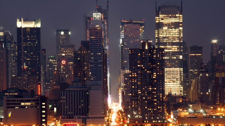 4 Sep. 2007 New York, UNITED STATES The lights of Times Square (C) illuminate 42nd Street in Manhattan at twilight in New York, September 3, 2007.